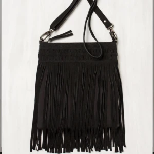  - Helt ny oanvänd väska från Indiska. Material mocka och textil. Längden kan justeras med axelbandet. Finns i butik nu, nypris 500kr. 