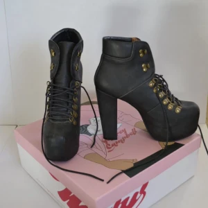  - Jeffrey Campbell Everest, svart skinnsko. Grymt snygga, och väldigt sköna trots att de är höga. Använda två gånger, dock inga skavanker.
Nypris: 1500:-