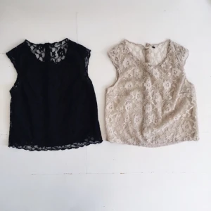  - Två midjekorta spetstoppar från H&M. Säljer båda till ett paketpris. Den främre delen av toppen består av två lager tyg medan ryggen bara är i spets, se bild 3. Frakt 35kr. Tar gärna emot svisch! 