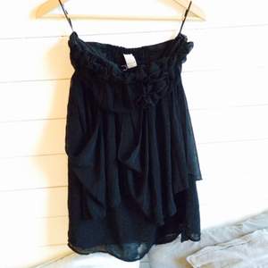 Superfin kort svart klänning/balklänning från Vila. Använd en halv dag (balen i nian). Inga skråmor!  Köpare betalar ev. fraktkostnad