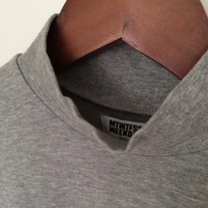  - ljusgrå polotröja från weekday. skönt material.   oanvänd 