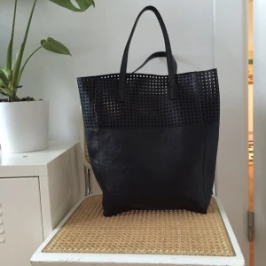  - Stor mjuk väska, knappt använd. Ej äkta läder!