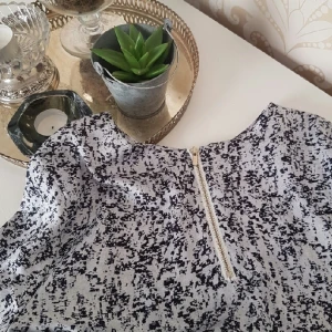  - Snygg topp i silkigt material med guldfärgad dragkedja på baksidan. Aldrig använd. 