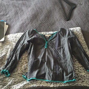  - En odd molly blus knapp använd 