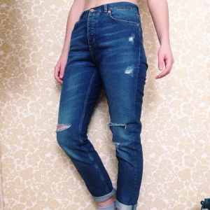  - Jeans från monki, hål i knän
Passar en strl M, blir som på bilden
Strl S blir mer oversize 