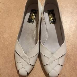 Nearly new condition.
Real leather.
Made in Italy.
The low-heel shoes are too small for me, so I could just choose to sell them.
They are very elegant for summer.