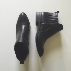  - Svarta ankelboots köpta på Forever21 i Berlin. Aldrig använda då de tyvärr är lite för små för mig. Eventuell frakt tillkommer. 