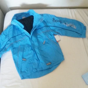  - Barnjacka med alla lappar kvar från inköp. Perfekt nu till vårkanten då den tål både regn, blåst o sol för utomhuslek.