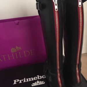  -  Primeboots köpta på Mathilde, storlek 38. Knappt använda, dem är i väldigt bra skick! Kartong och påse medföljer om så önskas.
Nypris: 3599kr
Mitt pris: 2500kr 
