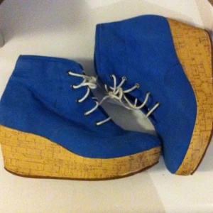 Skor med kilklack, blått tyg och knyt i fram. Gott skick! - Skor med kilklack, blått tyg och knyt i fram. Gott skick!