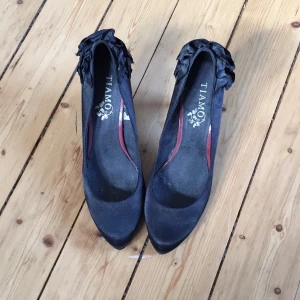  - Svarta klackskor från TiAmo. Perfekt höjd på klacken och fin detalj baktill.