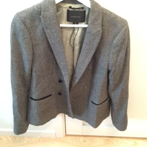  - Snygg ullkavaj från Maison Scotch, saknas knappar därför det låga priset, kostar som ny över 2000kr. Perfekt att ha som vårjacka! 