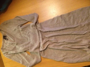  - Stickad klänning från divided i fint skick. Katt finns. Köparen betalar frakten. 