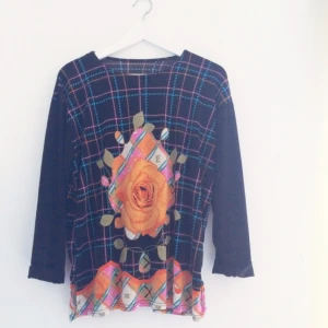  - Långärmad topp i tunt material, ej markerad med storlek men skulle säga att den passar en M/L. 🌸