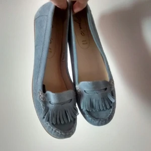  - Nya mockasiner, äkta mocka, storlek 40 (normal i storleken)