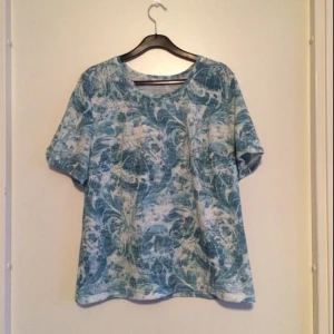  - Vintage tröja med mönster. Köparen står för frakten! Tar även emot betalning via swish!