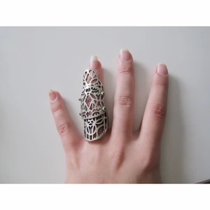  - Snygg ring som följer fingret. Från Gina Tricot. Frakt 7kr✨