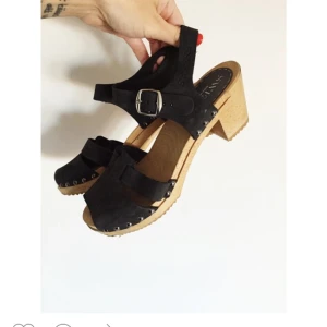  - Träskor med klack och svart läder/mocka. Bekväma! Använda fåtal gånger. Märket är Sweeks och nypris kostade dom 799kr. 