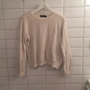  - Lite äldre tröja ifrån Zara. Säljer då jag aldrig använder den längre. Har varit använd en del men ändå i bra skick!
