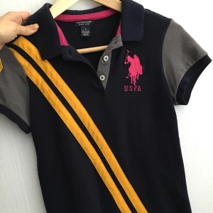  - En åtsittande piké tröja i stretchigt material. US POLO. Aldrig använd. Storlek S
Swish/ frakt 35:-