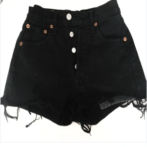  - Jättefina svarta levisshorts (501) som var försmå. 
Fint skick!! Köparen står för frakten :) betalning sker via swish! 