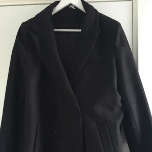  - Svart kappa från & other stories med dubbelknäppning. Supersnygg kappa som bara har använts en gång. Nypris: 1800 kr. Fynda!!!😀✌🏼️✨