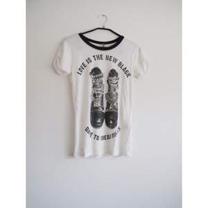 Fint t-shirt från Zara i storlek S. Knappt använd! Frakt 42kr ✨