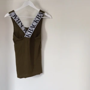  - Militärgrönt linne från Back. Kan tänka mig att byta denna mot någon som har en i XS. 