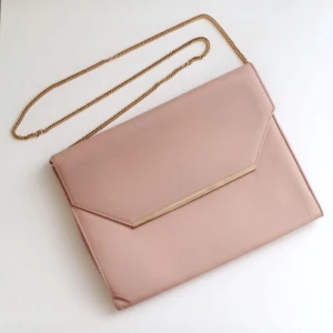  - rosa lite större KuvärVäska, jättefin men kmr tyvärr inte till användning hos mig.