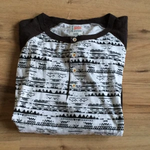  - Snygg sommartröja 
Inköpt på carlings 
Storleken är som en stor medium eller en liten large 