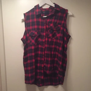  - Jag säljer en kortärmad flanellskjorta ifrån Carlings i storlek S då den knappt blivit använd. Den är i mycket bra skick, som ny. Jag tycker den är storleksenlig!