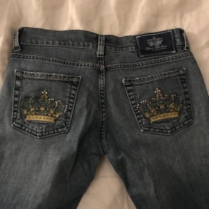 Victoria Beckham jeans  - Skit snygga Victoria Beckham jeans (vet ej om dem är äkta), köpta secondhand men tyvärr va dem för små för mig så säljer dem vidare. Dem är raka i modellen nästan lite utsvängda.Kronorna på baksidan saknar diamanter men dem är fortfarande skor snygga. Bud börjar på 70kr💕
