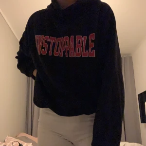 Hoodie - Svart snygg hoodie från gina! Frakt tillkommer💕 passar xs/s
