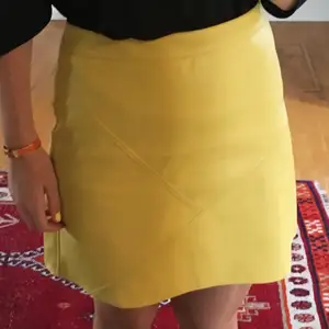 Säljer en härligt gul kjol från Zara. Snarare ljusgul (än så mörk som på bilderna). Storlek L. 
