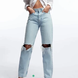 Slitna jeans Gina tricot - Slitna jeans från Gina tricot. Skitsnygga i storlek 36. Jättebra skick endast använda några gånger. Perfekt längd på mig som är 171. Köpta för 599kr. 