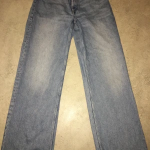 Monki jeans  - Väldigt fina säljer de pågrund utav fel storlek 