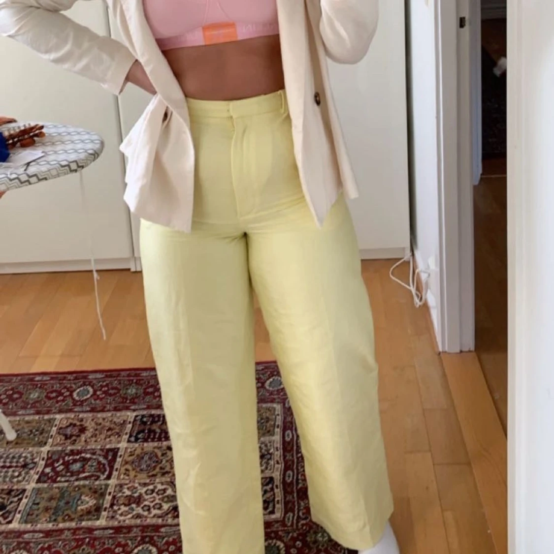 Gula tygbyxor från &other stories