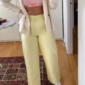 Gula tygbyxor från &other stories - Snygga gula tygbyxor köpte för 3 månader sedan. Jag köpte sista exemplaret vilket gjorde att jag tog en storlek för liten i hopp om att de skulle töja sig men de sitter fortfarande rätt tajt för mig som borde ha M. Kan mötas upp annars igår frakten ej!! Högst bud vinner start på 200!