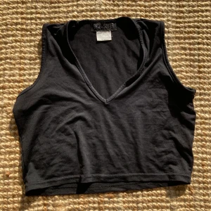 Svart linne - Svart croppat linne från bror & søster!