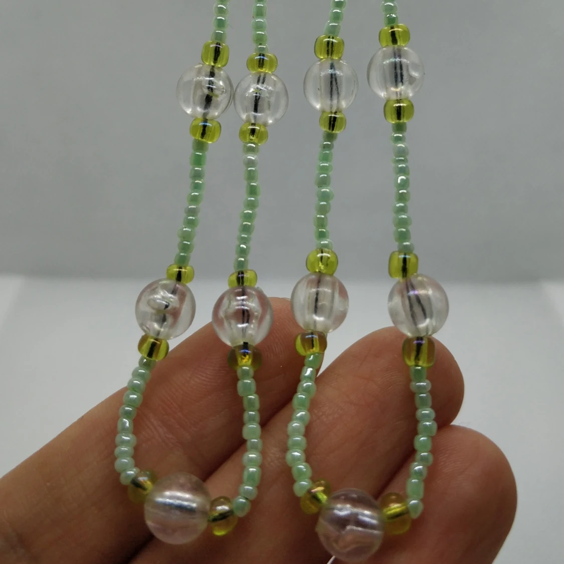 Handgjorda pärlörhängen i grönt - 90