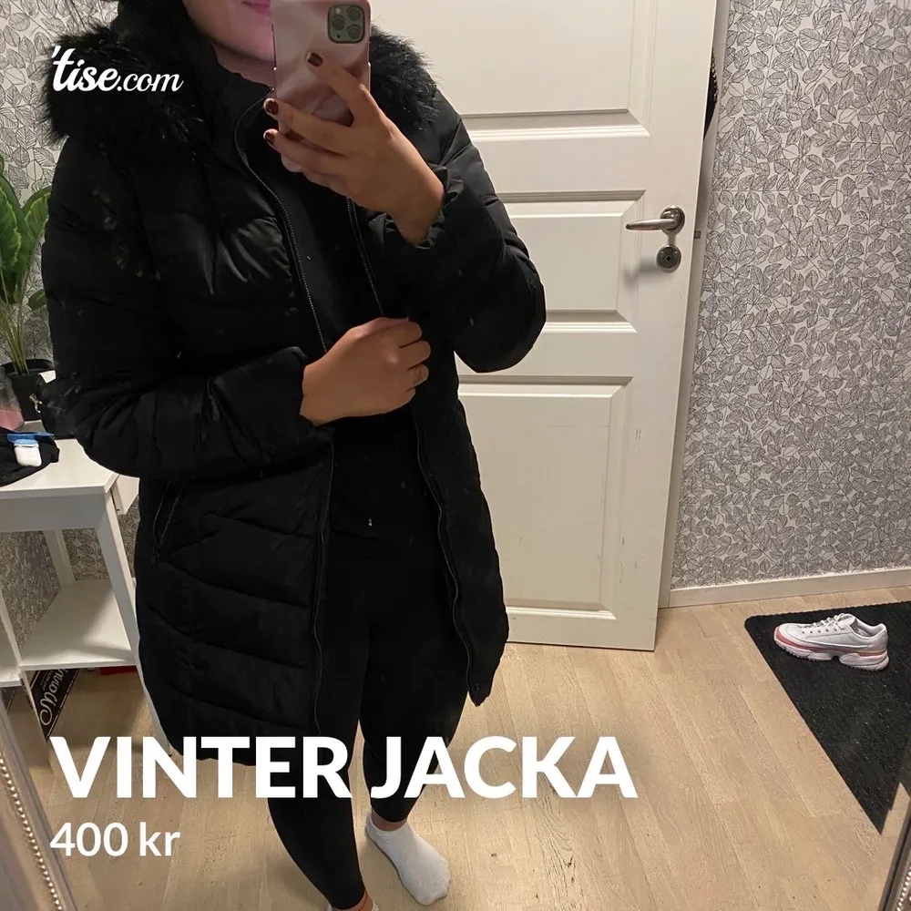 Säljer denna fina vinterjacka i storlek L från Only som är köpt förra året för 800 kr.  Den är som ny då jag knappt har använt den för hade en annan jacka som jag använde då.   ( Obs! Smutsig spegel )   Djur finns i hemmet . Jackor.