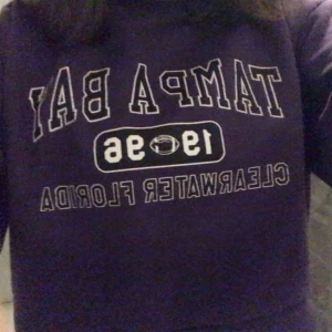 Snygg vintage tröja - Collage tröja! Köp för 120 kr eller buda. Köpare står för frakt!