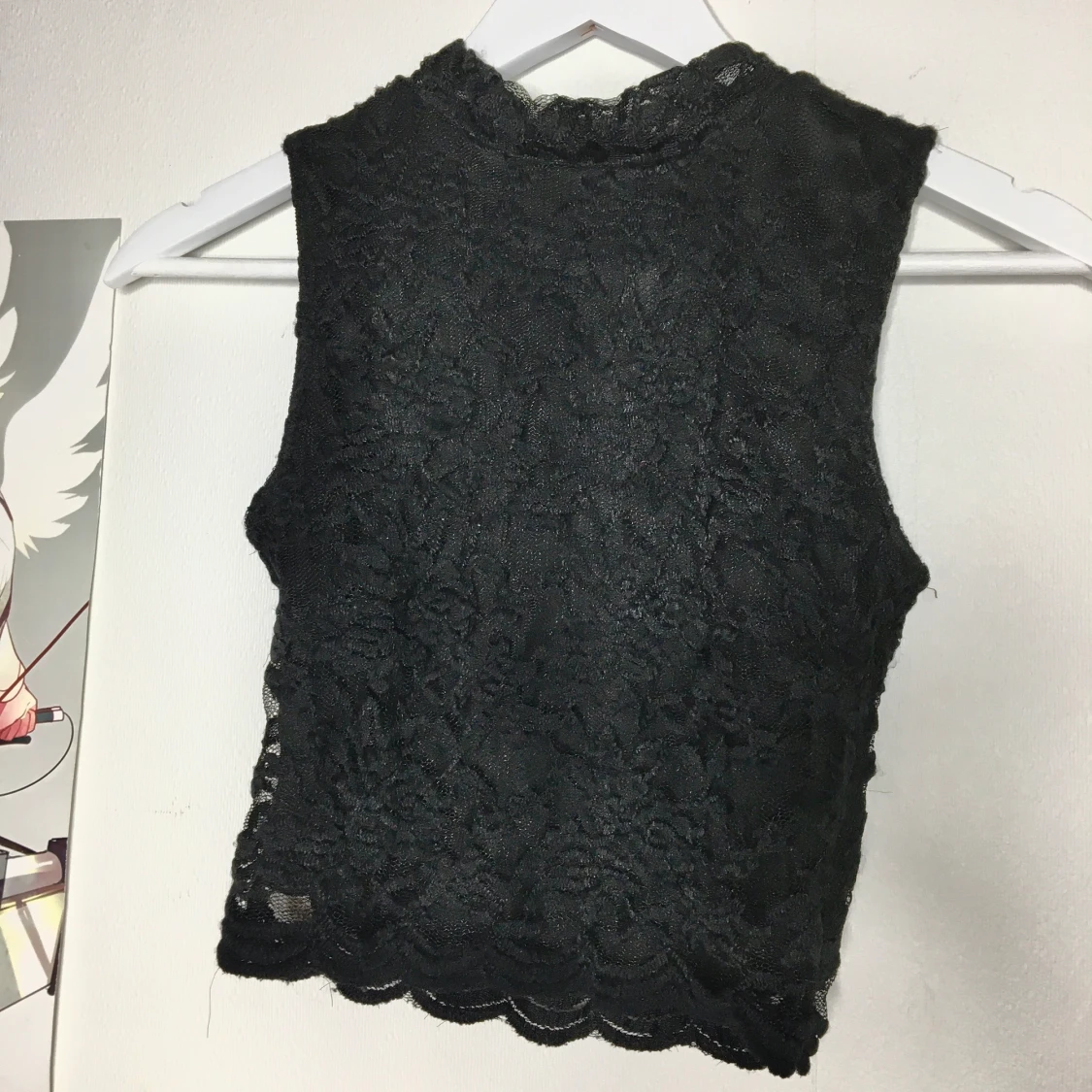 Svart blommig/lace croptop. Strl: xs