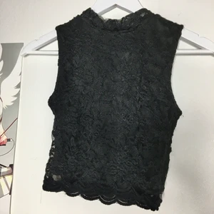 Svart blommig/lace croptop. Strl: xs - Knappt använd. Jättefint tyg. //// Skriv gärna om du vill ha mer bilder/bilder med plagget på - hade inte möjligheten att ta bild med alla plagg på :) TVÄTTAS EFTER BILD TAGEN kramiskrambjörn på dig