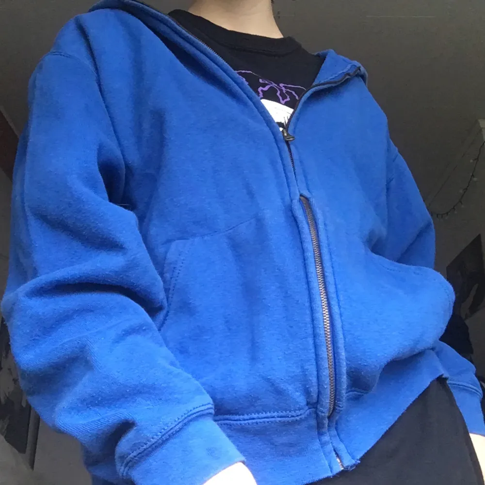 Så tuff ultramarine blå zip hoodie i storlek M!🥶 Köpt second hand i Sthlm, och i jättefint skick. Den har inget snöre, men hål där man kan stoppa i ett. Frakt tillkommer. . Hoodies.