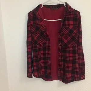 Storlek s  - Röd rutig skjorta .