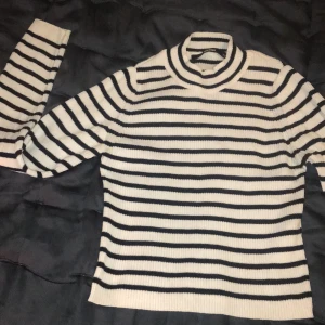 Polotröja - En polotröja från Bikbok, i strl Xs. Frakt tillkommer