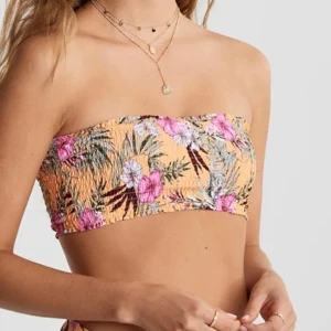 Bandeau bikini - Säljer nu denna bandeau bikini från Gina Tricot. Aldrig använd. Storlek M men passar bra från någon som har storlek xs-m. Säljer pga att de var ett felköp. Passar på mig som brukar ha xs-s. Köptes för 179kr och säljer för 79kr