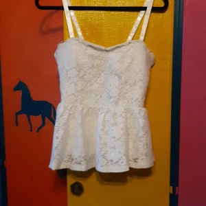 Spets topp - Snygg vit spets topp med ilägg för brösten 