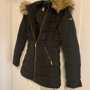 Vinterjacka - En jacka jag inte vet märket på, typ aldrig använd, fake päls, passar 34 som de står men också 36.